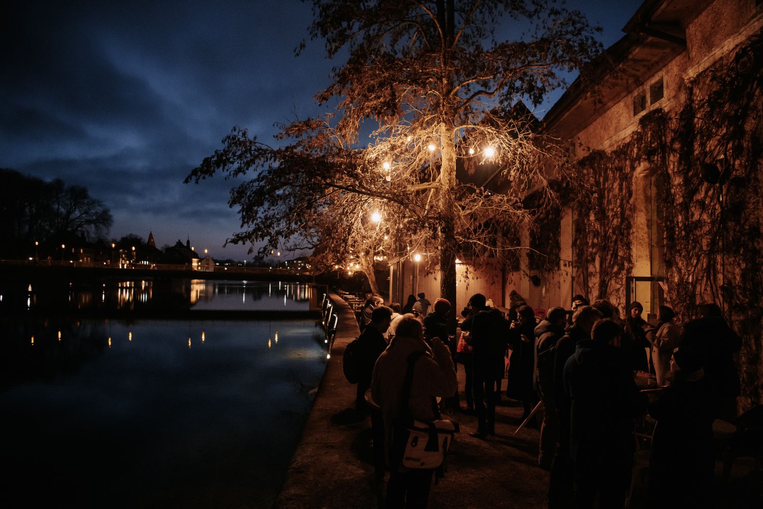 Besuchende beim Austausch vor dem Uferbau (© module+ / Solothurner Filmtage)